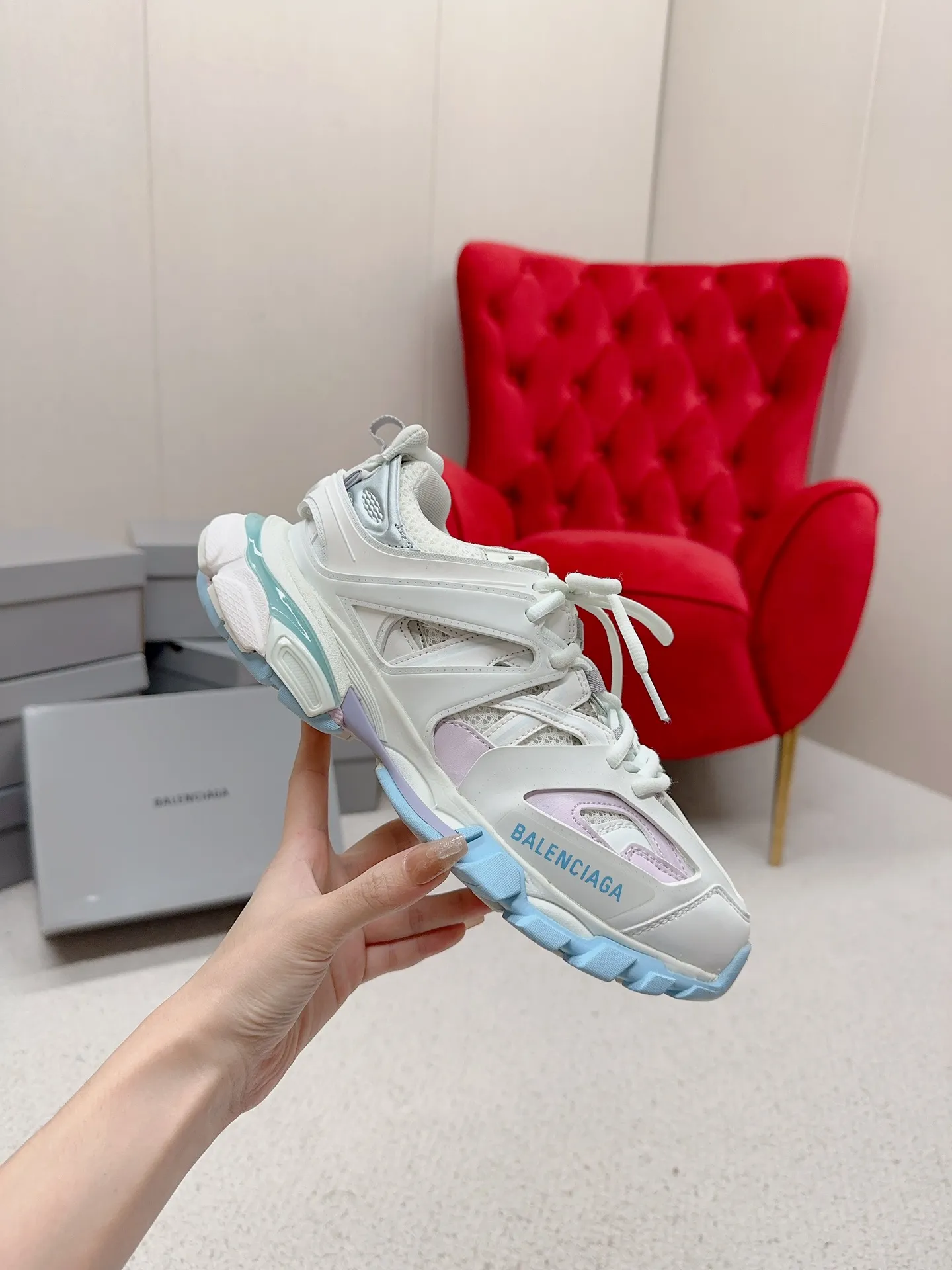 👟👟Ex-factory price 980👟👟 Men's size +10 𝐁𝐚𝐥𝐞𝐧𝐜𝐢𝐚𝐠𝐚|||𝐭𝐫𝐚𝗰𝐤 series 𝟑.𝟎Three generations of sports dad shoes‼ ️ [Top high-end quality from Dongguan Factory] Balenciaga dad shoes ~ super fashionable ~ full and three-dimensional shoes ~ amazing lines ~ very soft and light on the feet ~ super comfortable ~ versatile for commuting ~ can be paired with mid-calf socks, bell bottoms, wide-leg pants, overalls, very high-end ~ very manly and handsome ~ suitable for spring, summer, autumn and winter all year round... ⇢✈ Upper: Exclusive 1:1 original molded custom imported technical fabric mesh + imported cloth + 3M reflective strips [composed of 108 sub-pieces] ⇢✈Inner lining: Breathable mesh ⇢✈Outsole: Exclusive 1:1 original molded PU+TPU+EVA+rubber, a total of 13 sets of grinding tool combinations ⚠️Difference in market currency ~ high-end quality is definitely different ⇢✈𝐒𝐈𝐙𝐄Females: 35, 36, 37, 38, 39, 40 ⇢✈𝐒𝐈𝐙𝐄Men: 39, 40, 41, 42, 43, 44, 45